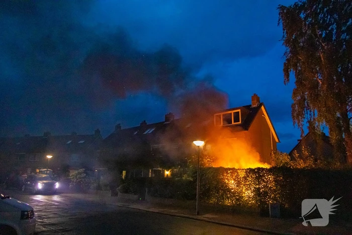 Uitslaande brand in schuur van woning