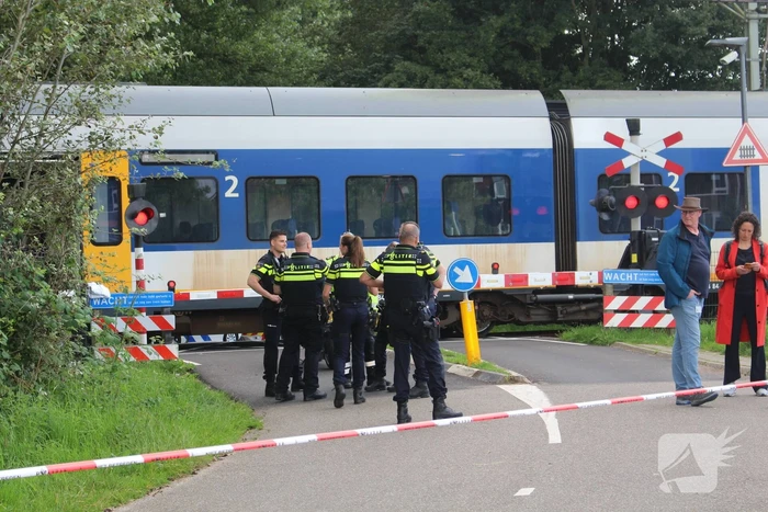 Lange tijd geen trein en vaarverkeer door aanrijding op spoor