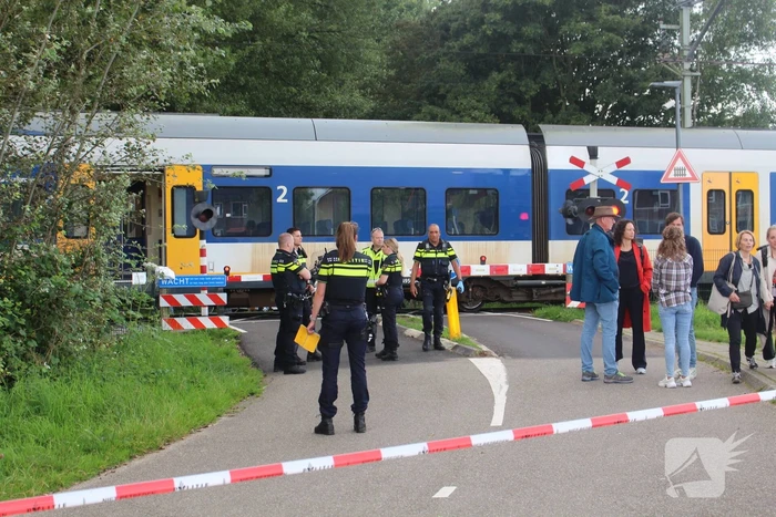 Lange tijd geen trein en vaarverkeer door aanrijding op spoor