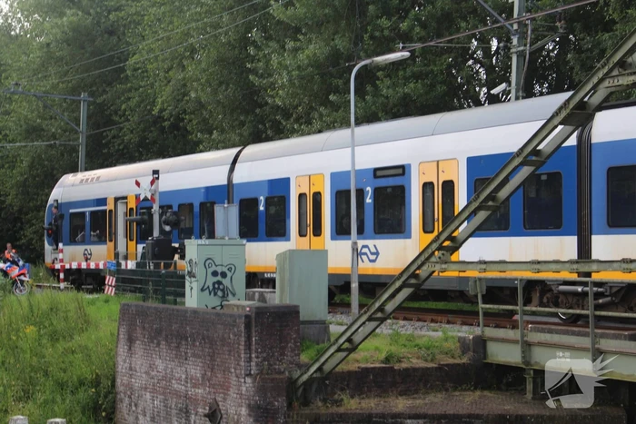 Lange tijd geen trein en vaarverkeer door aanrijding op spoor