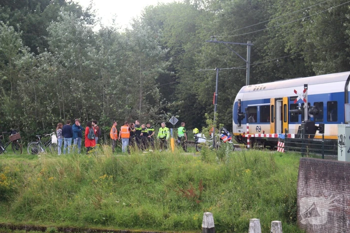 Lange tijd geen trein en vaarverkeer door aanrijding op spoor