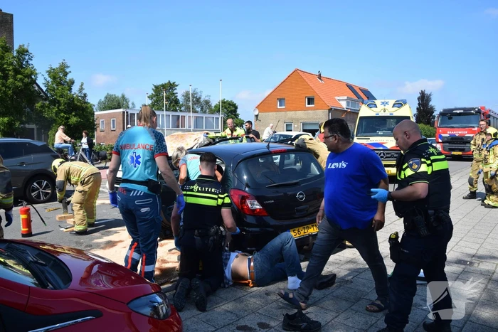 Twee auto's botsen frontaal op elkaar