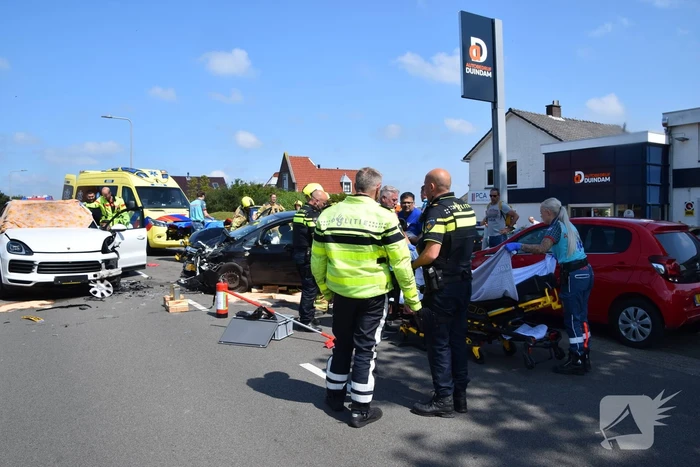 Twee auto's botsen frontaal op elkaar