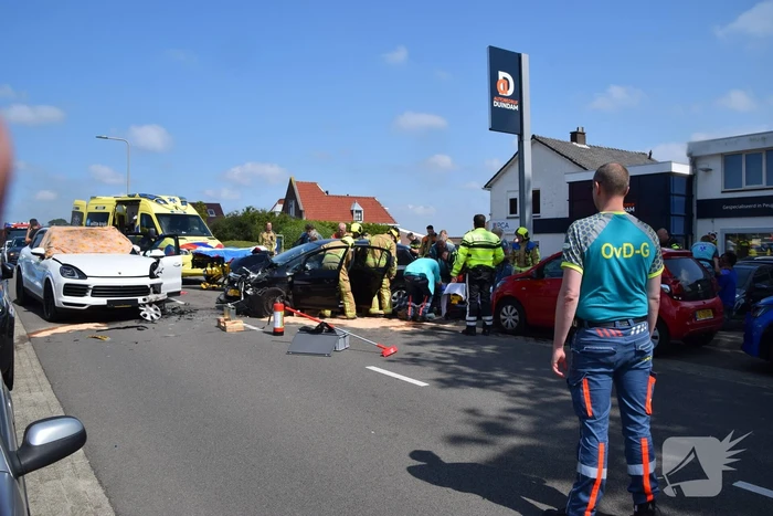 Twee auto's botsen frontaal op elkaar