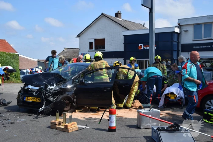 Twee auto's botsen frontaal op elkaar