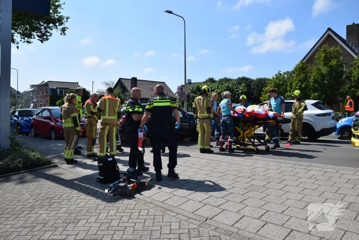 Twee auto's botsen frontaal op elkaar