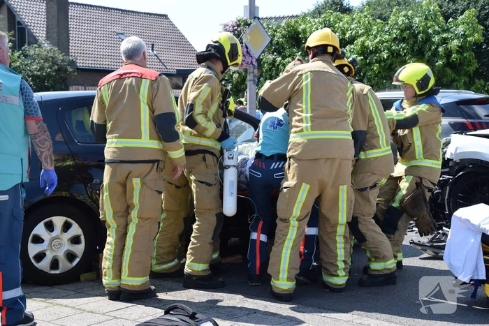 Twee auto's botsen frontaal op elkaar