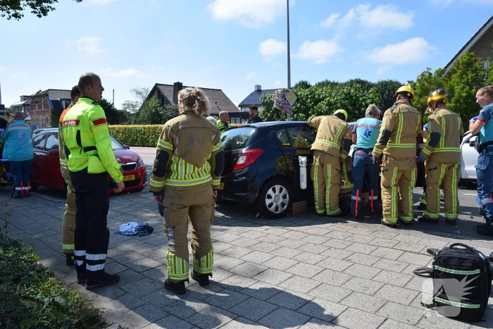 Twee auto's botsen frontaal op elkaar