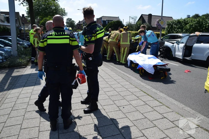 Twee auto's botsen frontaal op elkaar