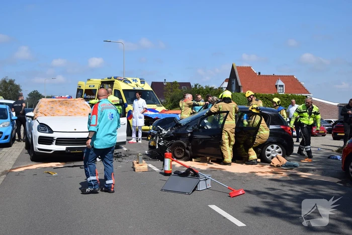 Twee auto's botsen frontaal op elkaar