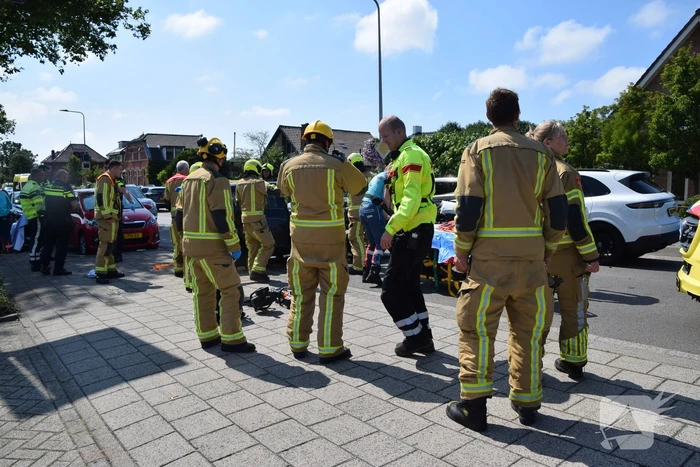 Twee auto's botsen frontaal op elkaar