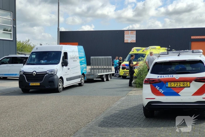 Fietser ziet bestelbus met aanhanger over het hoofd