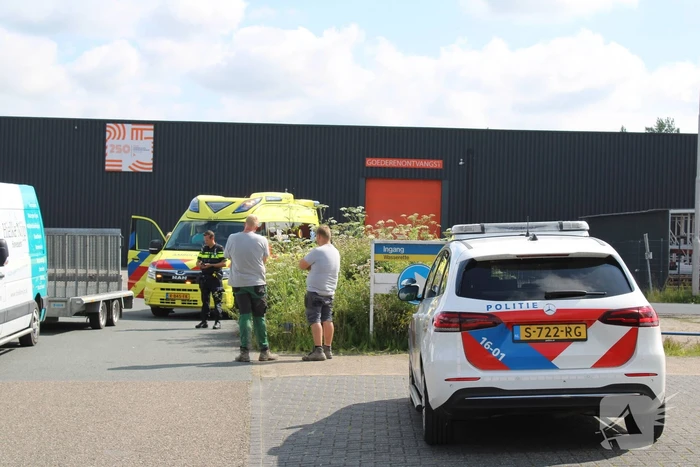 Fietser ziet bestelbus met aanhanger over het hoofd