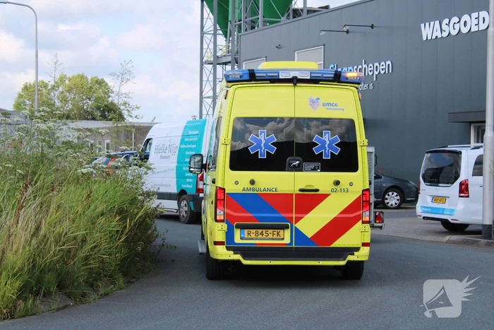 Fietser ziet bestelbus met aanhanger over het hoofd