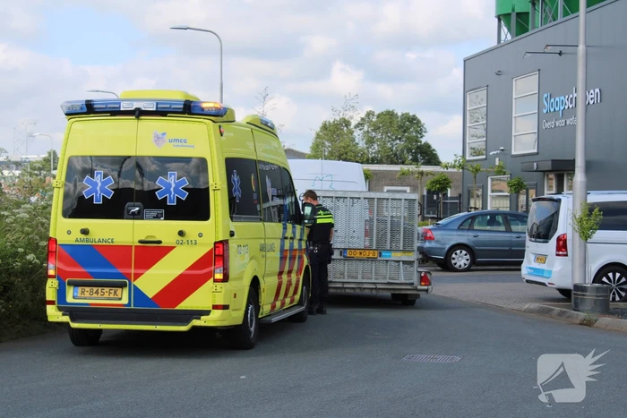 Fietser ziet bestelbus met aanhanger over het hoofd