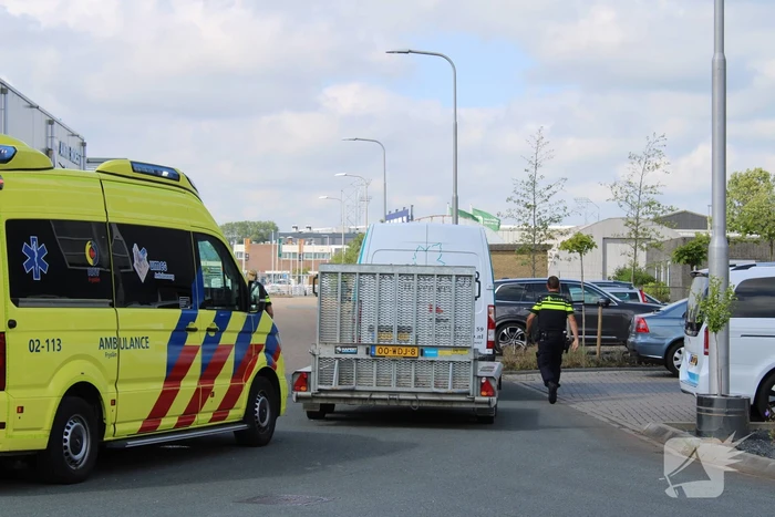 Fietser ziet bestelbus met aanhanger over het hoofd