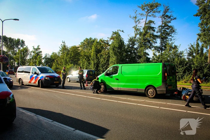 Motorrijder klapt achterop bestelbus