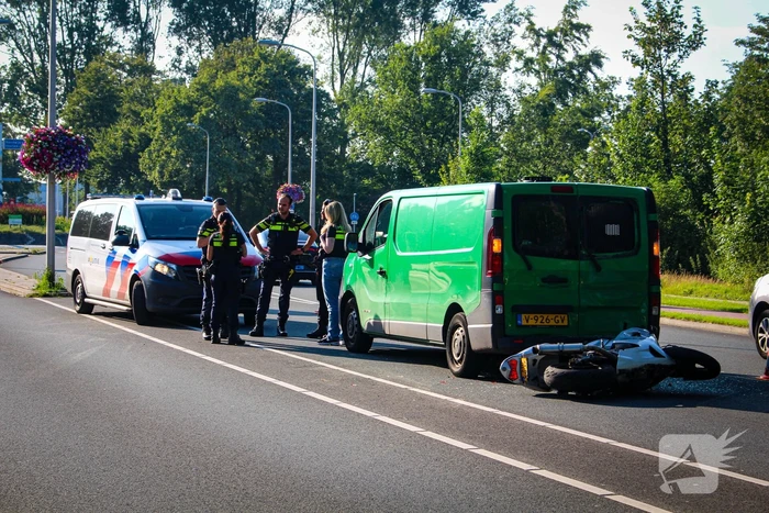 Motorrijder klapt achterop bestelbus
