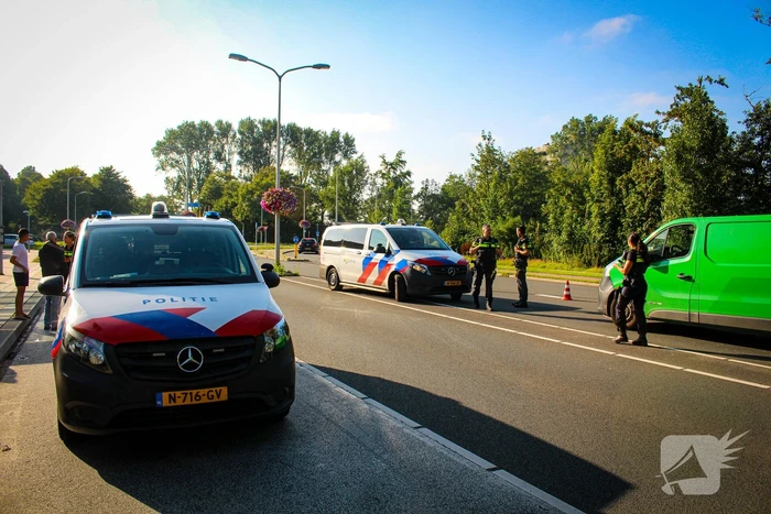 Motorrijder klapt achterop bestelbus