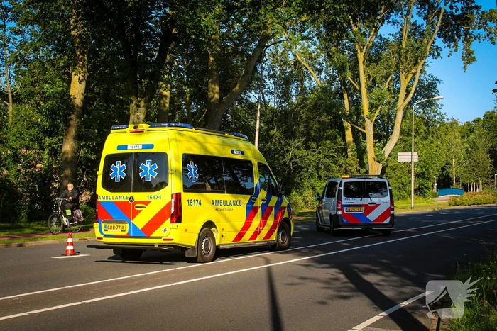 Motorrijder klapt achterop bestelbus