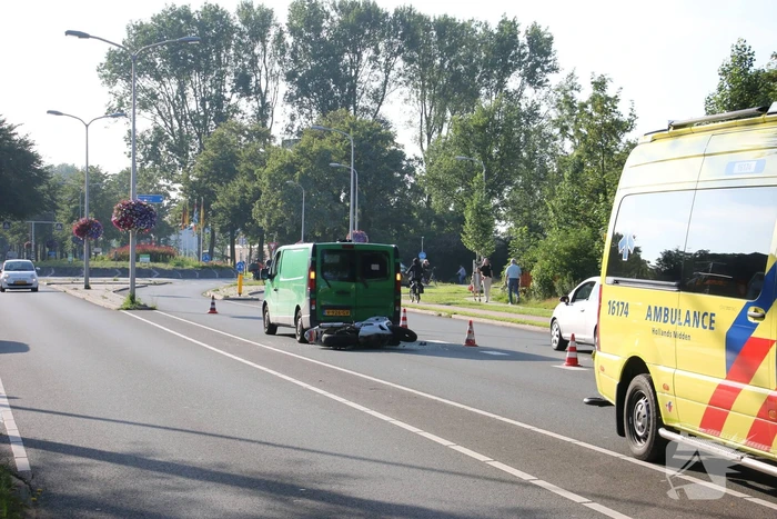 Motorrijder klapt achterop bestelbus