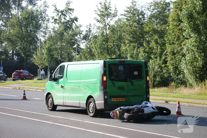 Motorrijder klapt achterop bestelbus