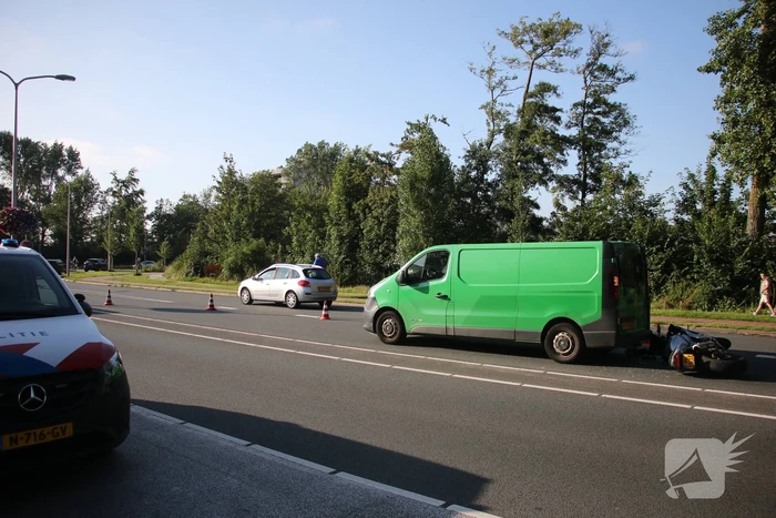 Motorrijder klapt achterop bestelbus