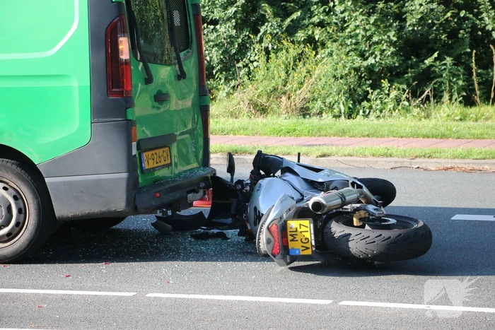 Motorrijder klapt achterop bestelbus