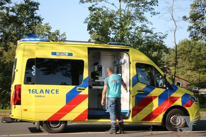 Motorrijder klapt achterop bestelbus