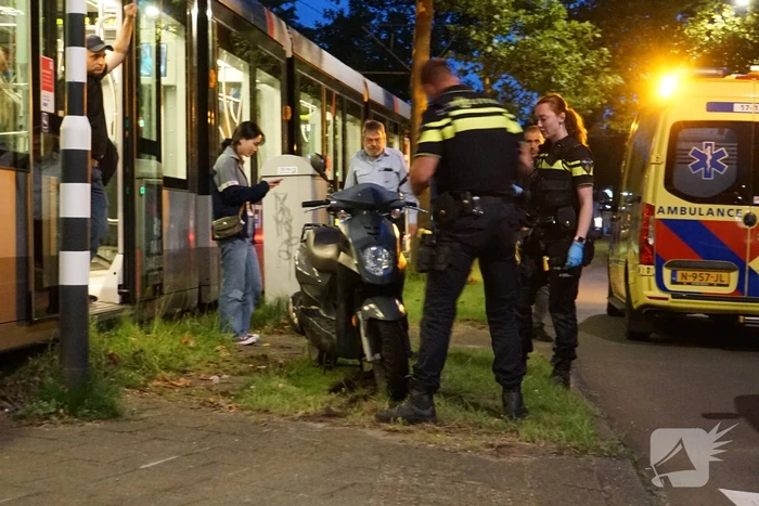 Opzittenden scooter gewond bij botsing met tram