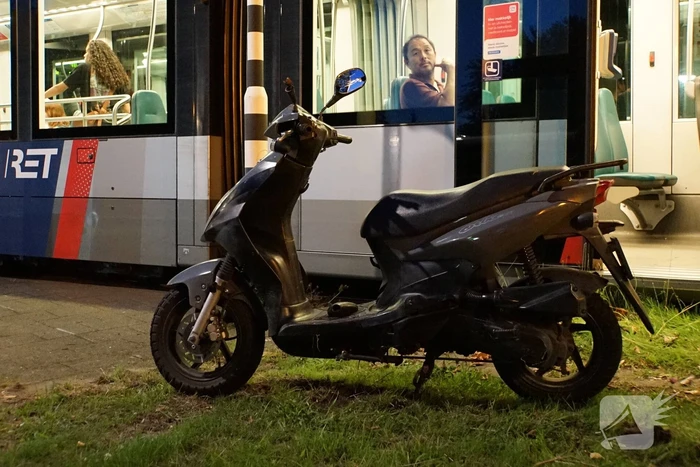 Opzittenden scooter gewond bij botsing met tram