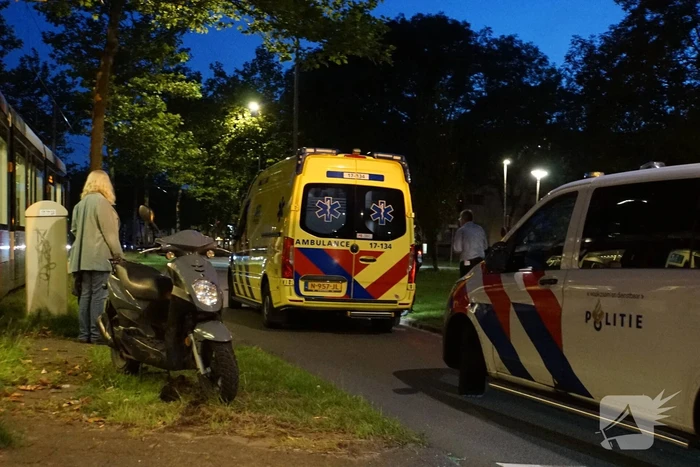 Opzittenden scooter gewond bij botsing met tram