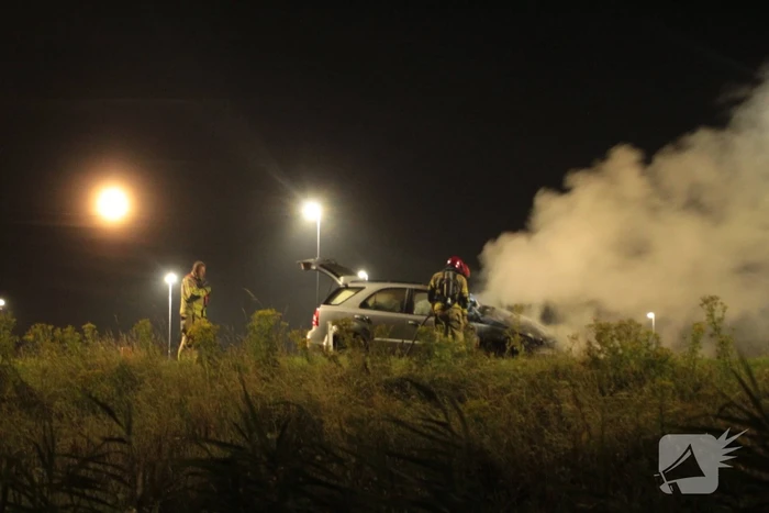 Flinke rookontwikkeling bij felle autobrand
