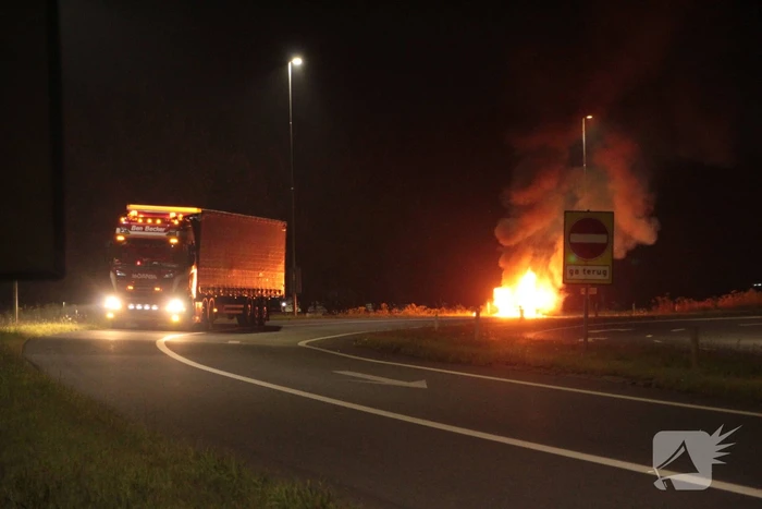 Flinke rookontwikkeling bij felle autobrand