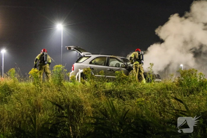 Flinke rookontwikkeling bij felle autobrand