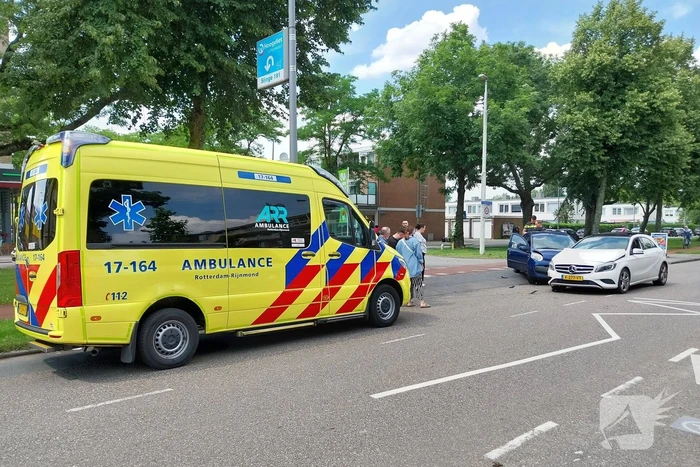 Twee voertuigen met elkaar in botsing op kruising