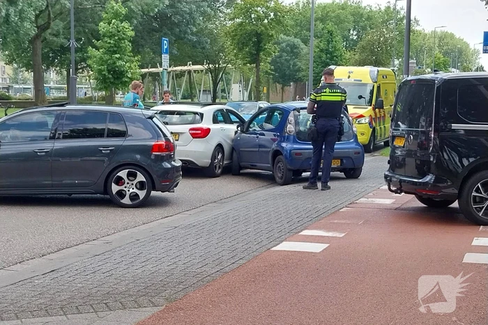 Twee voertuigen met elkaar in botsing op kruising