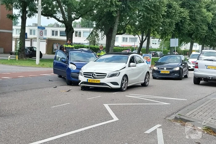 Twee voertuigen met elkaar in botsing op kruising