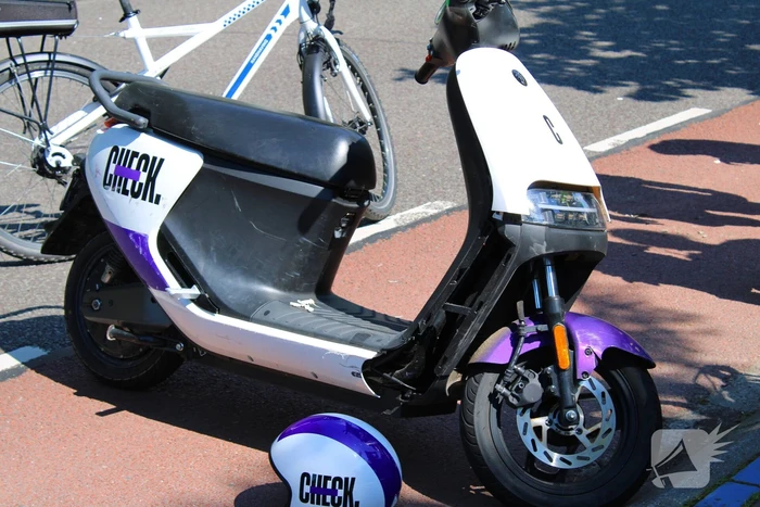 Scooterrijder gaat onderuit met deelscooter