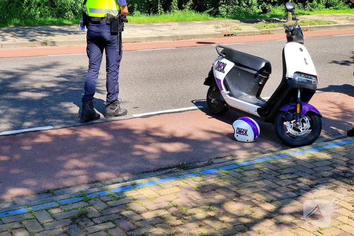 Scooterrijder gaat onderuit met deelscooter