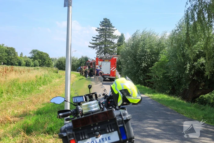 Brandweer blust brand in rietenkap van woning