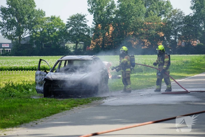 Personenauto vliegt tijdens rijden in brand