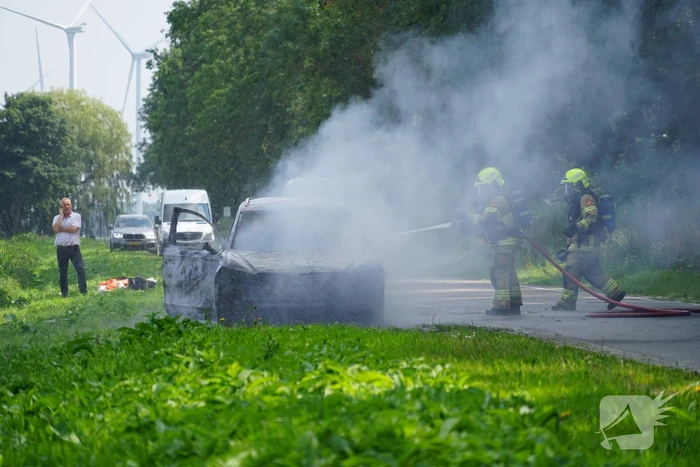 Personenauto vliegt tijdens rijden in brand