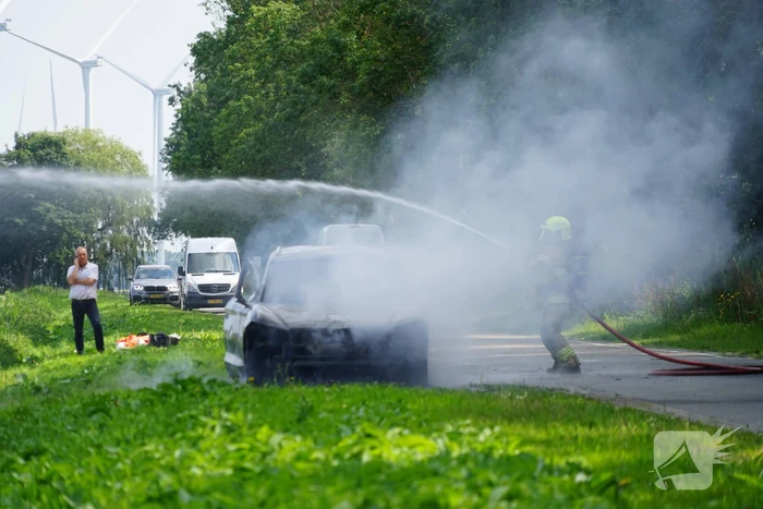 Personenauto vliegt tijdens rijden in brand