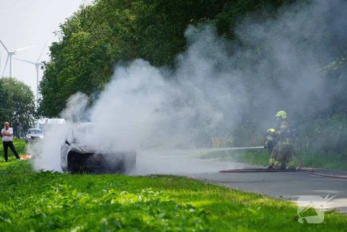 Personenauto vliegt tijdens rijden in brand