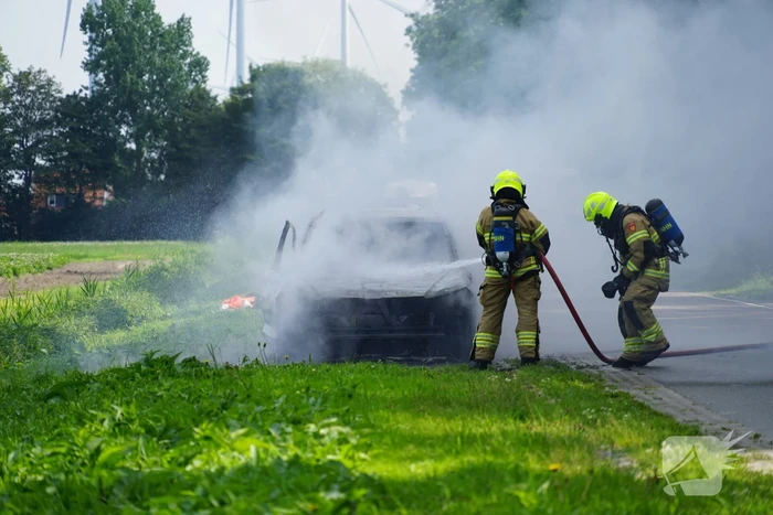 Personenauto vliegt tijdens rijden in brand