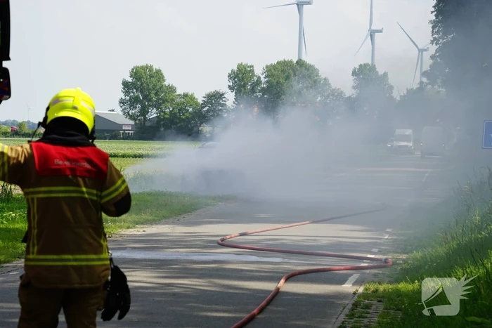 Personenauto vliegt tijdens rijden in brand
