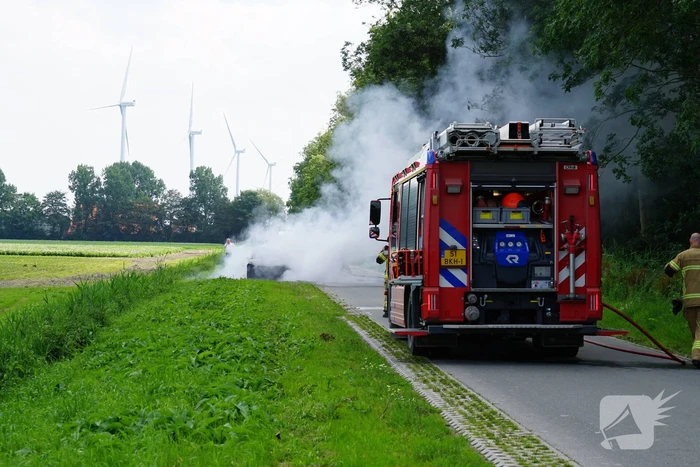 Personenauto vliegt tijdens rijden in brand