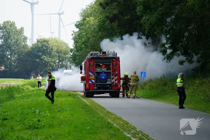 Personenauto vliegt tijdens rijden in brand
