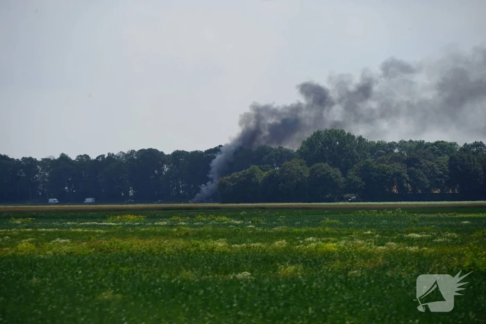 Personenauto vliegt tijdens rijden in brand